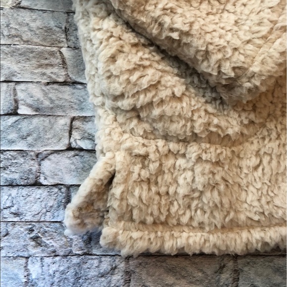 ‼️NEW ARRIVAL‼️ Plush Sherpa pullover boutique - Picture 2 of 5